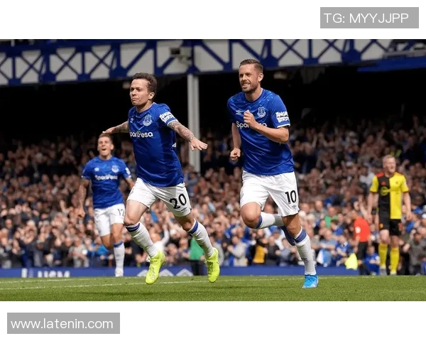 英超激战：里昂逆转莱比锡红牌争议引发全场热议